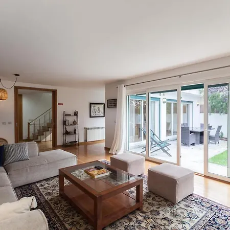 Flh Restelo Duplex With Garden & Parking 別荘